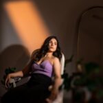 Rashmi Agdekar Instagram - Waiting for my food… ….Aesthetically 😄 📸- @sprinkledwords Makeup- @shreeyasalvi_ Hair- @_hair.me.out._ Styling- @swagkumari @i_ivin @khushal_tilloo @meghamax #portrait #actress #explorepage #whereismyfood