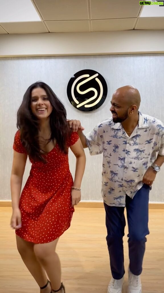 Rashmi Agdekar Instagram - Had sooo much fun learning this new form 💃🏻 Dear friend @sanketmukadam_official is making salsa accessible and how 🙌🏼 only at @step_n_step_sda Here’s to more dancing 💗 📍- @stepnstepstudios Music by @tromboranga #salsa #salsadancing #salsainthane #salsaclassesinthane #socialdancing #dance #firstlove #cuba
