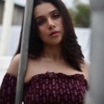 Rashmi Agdekar Instagram - Is that pole really distracting? 📸- @sarrikaaaaaa 💜