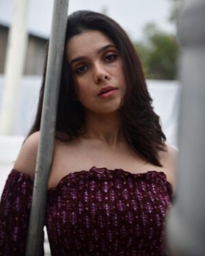 Rashmi Agdekar Instagram - Is that pole really distracting?

📸- @sarrikaaaaaa 💜