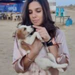 Rashmi Agdekar Instagram - le puppy: put me down you fanatical lady , at once pls From the set for Crackdown S2 🐶 #throwback Jaiselmer Rajasthan