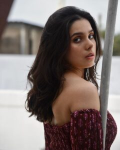 Rashmi Agdekar Instagram - Is that pole really distracting? 📸- @sarrikaaaaaa 💜