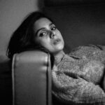Rashmi Agdekar Instagram – Sofa so good 🧡

📸 – @gauravhingne 
Styled by @dhwanii.jain