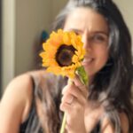 Rashmi Agdekar Instagram – sunset, sunflower and skills of @pranati_rai_prakash 📸💛

Thank you for a lovely evening  Pranati 🌻

#femalegaze #goldenhour