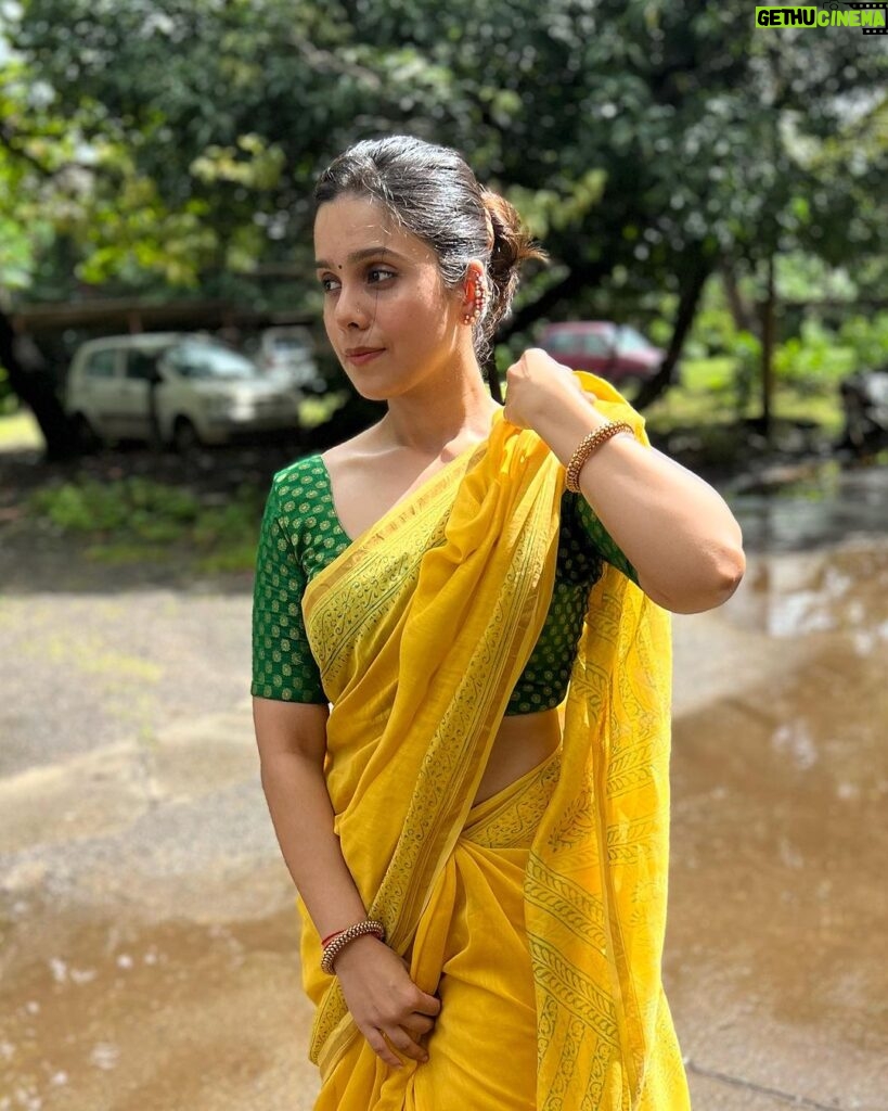Rashmi Agdekar Instagram - प्रथम तुला वंदितो कृपाळा गजानना गणराया 🙏🏼🌺 . May Bappa bless us all with wisdom ,prosperity and happiness ✨ #ganpatibappamorya