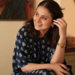 Rasika Dugal Instagram - Because the light was right और mood भी... और क्यों कि हंसने का मौका मिला और खो जाने का भी 😄 #aurkyachahiye Thanks for this breezy kaftan dress @pinklayindia. I daydream better in it 😄