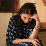 Rasika Dugal Instagram - Because the light was right और mood भी... और क्यों कि हंसने का मौका मिला और खो जाने का भी 😄 #aurkyachahiye Thanks for this breezy kaftan dress @pinklayindia. I daydream better in it 😄