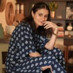 Rasika Dugal Instagram - Because the light was right और mood भी... और क्यों कि हंसने का मौका मिला और खो जाने का भी 😄 #aurkyachahiye Thanks for this breezy kaftan dress @pinklayindia. I daydream better in it 😄