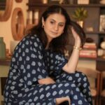 Rasika Dugal Instagram - Because the light was right और mood भी... और क्यों कि हंसने का मौका मिला और खो जाने का भी 😄 #aurkyachahiye Thanks for this breezy kaftan dress @pinklayindia. I daydream better in it 😄