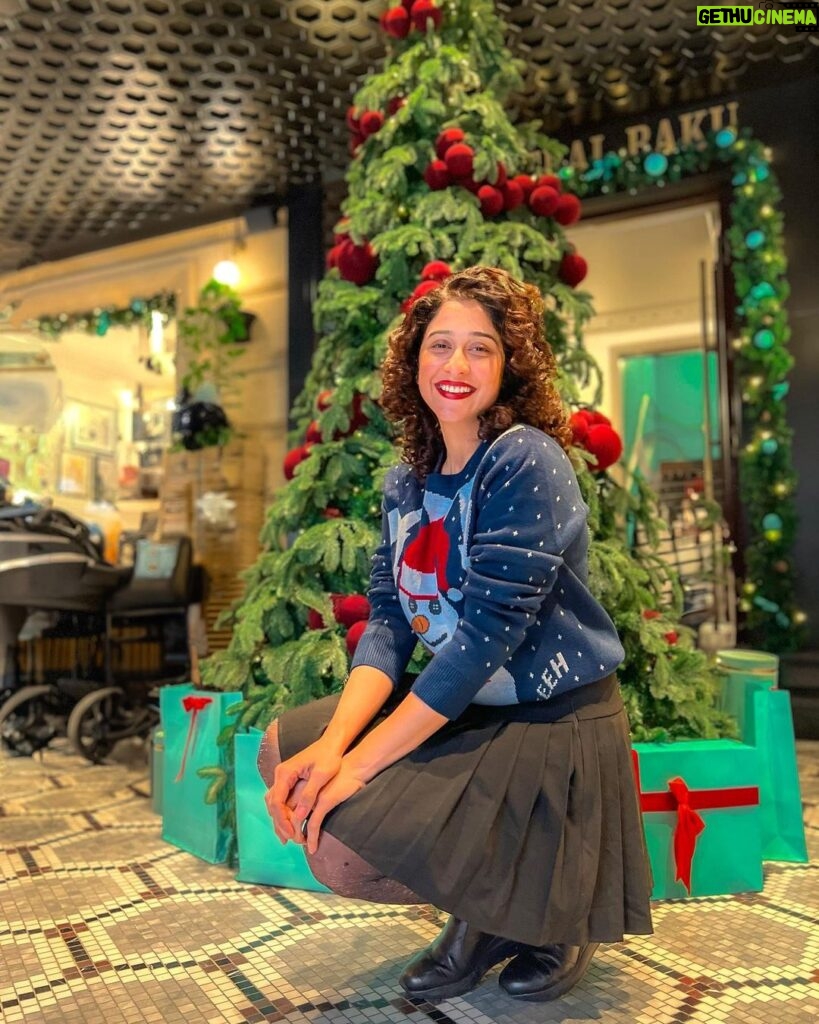 Regina Cassandra Instagram - This Christmas was different and the cheer was infectious. ♥️🤍 Lots of love from Baku and my Baku ke Daakoos. Baku, Azerbaijan