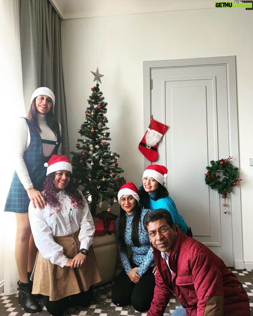 Regina Cassandra Instagram - This Christmas was different and the cheer was infectious. ♥🤍 Lots of love from Baku and my Baku ke Daakoos. Baku, Azerbaijan