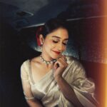 Regina Cassandra Instagram – Toooo many moodsssuh 🌚✨ 
@kalyanjewellers_official @vibha_the_boutique @soigne_official_ @infinity_skylight