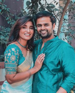 Reshma Muralidharan Instagram - Unusual V-day pic.. Mr & Mrs.Traditional🤪 @madhanpandian ...... wishing all my commited, singles , yet to mingle, soup girls & boys a Happy Valentine's Day 😘 .. .. .. #2023 #valentines #love #life #instagood