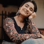 Reshma Muralidharan Instagram - For this song 🖤 Photography and video @moments.from.heaven Mua @kaviyaartistry_off Styling @labelswarupa .. #2023 #photography #ilaiyaraja #love #song #vintage