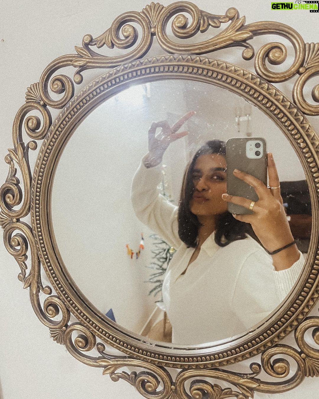 Reshma Muralidharan Instagram - Objects in the 🪞 mirror are danger than they appear .. Okay va !?!?!?!