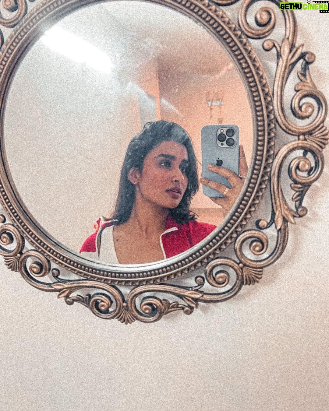 Reshma Muralidharan Instagram - good day ♾️🪞