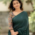 Reshma Muralidharan Instagram - Totally unplanned shoot which is now my most favourite ❤️ Wearing my mom's 16 years old saree ,no makeup , no hairdo with simple accessories and @camerasenthil anna oda magic.. 🤌🏼🥹 and thank you so much @rrajeshananda anna finally we made a shoot together 🙌🏻 .. 📸 @camerasenthil .. .. #instagram #instqgood #2023 #photoshoot #aesthetic #saree #love