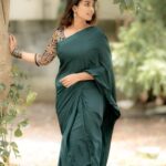 Reshma Muralidharan Instagram - Totally unplanned shoot which is now my most favourite ❤️ Wearing my mom's 16 years old saree ,no makeup , no hairdo with simple accessories and @camerasenthil anna oda magic.. 🤌🏼🥹 and thank you so much @rrajeshananda anna finally we made a shoot together 🙌🏻 .. 📸 @camerasenthil .. .. #instagram #instqgood #2023 #photoshoot #aesthetic #saree #love