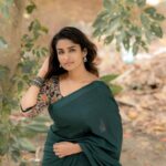 Reshma Muralidharan Instagram - Totally unplanned shoot which is now my most favourite ❤️ Wearing my mom's 16 years old saree ,no makeup , no hairdo with simple accessories and @camerasenthil anna oda magic.. 🤌🏼🥹 and thank you so much @rrajeshananda anna finally we made a shoot together 🙌🏻 .. 📸 @camerasenthil .. .. #instagram #instqgood #2023 #photoshoot #aesthetic #saree #love