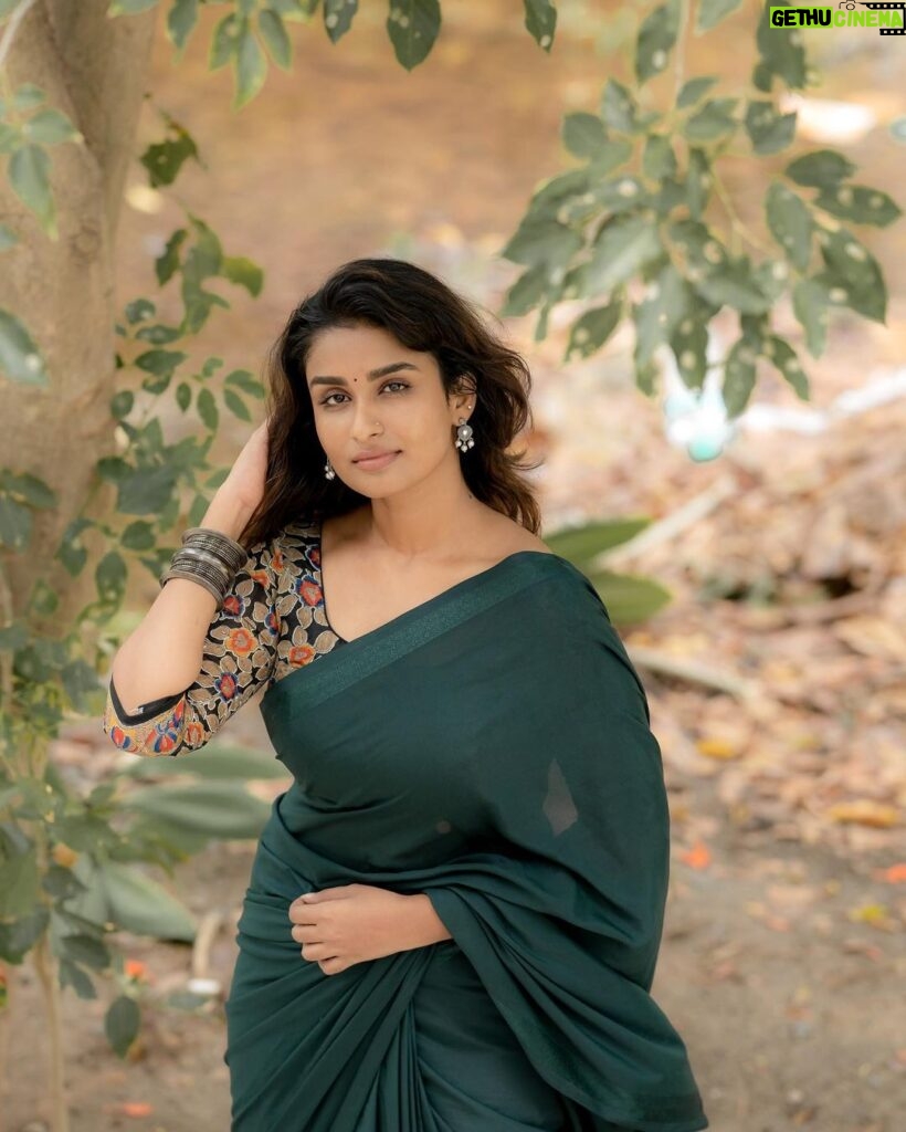 Reshma Muralidharan Instagram - Totally unplanned shoot which is now my most favourite ❤️ Wearing my mom's 16 years old saree ,no makeup , no hairdo with simple accessories and @camerasenthil anna oda magic.. 🤌🏼🥹 and thank you so much @rrajeshananda anna finally we made a shoot together 🙌🏻 .. 📸 @camerasenthil .. .. #instagram #instqgood #2023 #photoshoot #aesthetic #saree #love