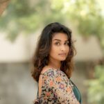 Reshma Muralidharan Instagram - Totally unplanned shoot which is now my most favourite ❤️ Wearing my mom's 16 years old saree ,no makeup , no hairdo with simple accessories and @camerasenthil anna oda magic.. 🤌🏼🥹 and thank you so much @rrajeshananda anna finally we made a shoot together 🙌🏻 .. 📸 @camerasenthil .. .. #instagram #instqgood #2023 #photoshoot #aesthetic #saree #love