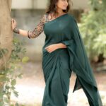 Reshma Muralidharan Instagram - Totally unplanned shoot which is now my most favourite ❤️ Wearing my mom's 16 years old saree ,no makeup , no hairdo with simple accessories and @camerasenthil anna oda magic.. 🤌🏼🥹 and thank you so much @rrajeshananda anna finally we made a shoot together 🙌🏻 .. 📸 @camerasenthil .. .. #instagram #instqgood #2023 #photoshoot #aesthetic #saree #love