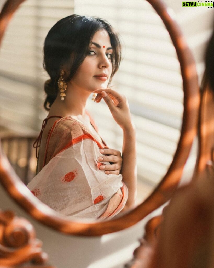 Rhea Chakraborty Instagram - Shubho Bijoya Dashami ✨ This is my Dida’s (grandmother) saree.100 years old. Something so special about wearing my ancestry 🙏 🤍 Captured by the most talented @awkwardbong @taaabus 🤍