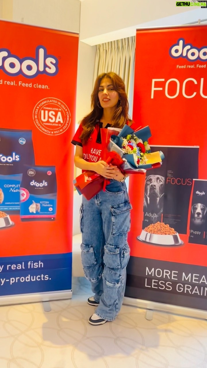 Rhea Chakraborty Instagram - Meet and greet with the wonderful @drools_uae team ✨