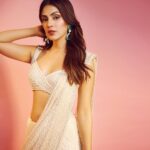 Rhea Chakraborty Instagram - LOVE AND LIGHT ✨🤍 Gorgeous saree by @manishmalhotraworld @manishmalhotra05 🤍 Styled by @theanisha Makeup by @makeupbyrishabk @tapnrise Hair by @kimberlyychu Earrings & Bracelets by @karishma.joolry @dipublicrelations Rings by @anaqajewels Photography by @shrutisbagwe