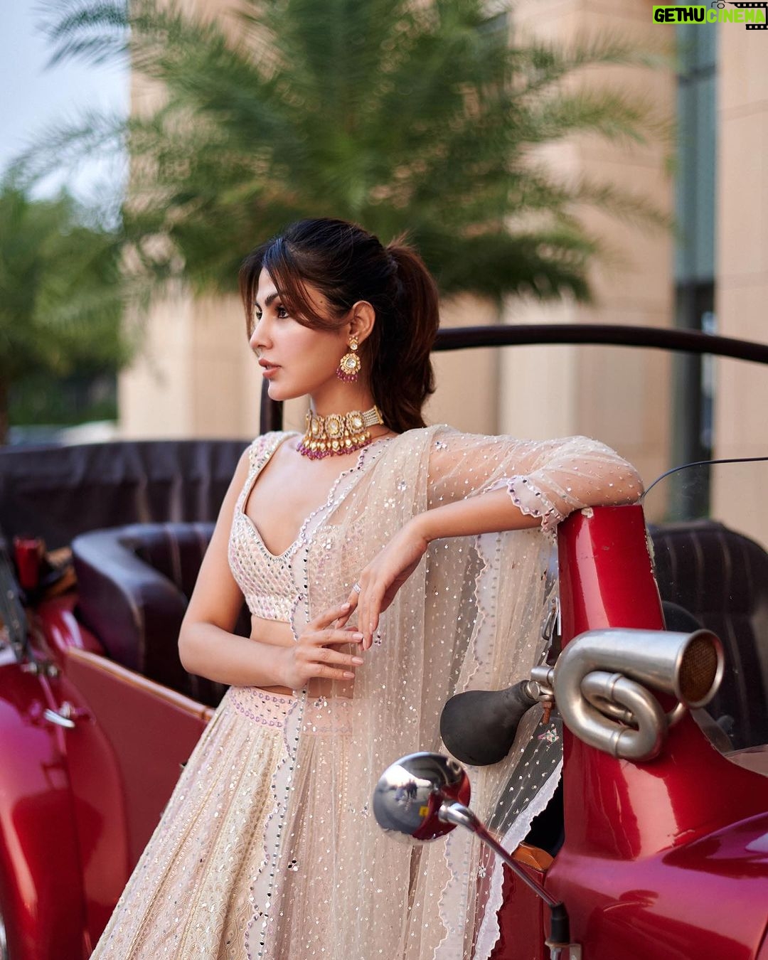 Rhea Chakraborty Instagram - Desi Flex ๐ #rhenew Outfit: @sawangandhiofficial Jewellery: @sanzanyjewels @karishma.joolry Styled by: @theanisha Assisted by: @maitriidesaii Intern: @sneha_n15 ๐ธ: @gyanendrapatidar @theretoucherbook