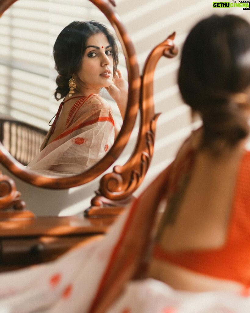 Rhea Chakraborty Instagram - Shubho Bijoya Dashami ✨ This is my Dida’s (grandmother) saree.100 years old. Something so special about wearing my ancestry 🙏 🤍 Captured by the most talented @awkwardbong @taaabus 🤍
