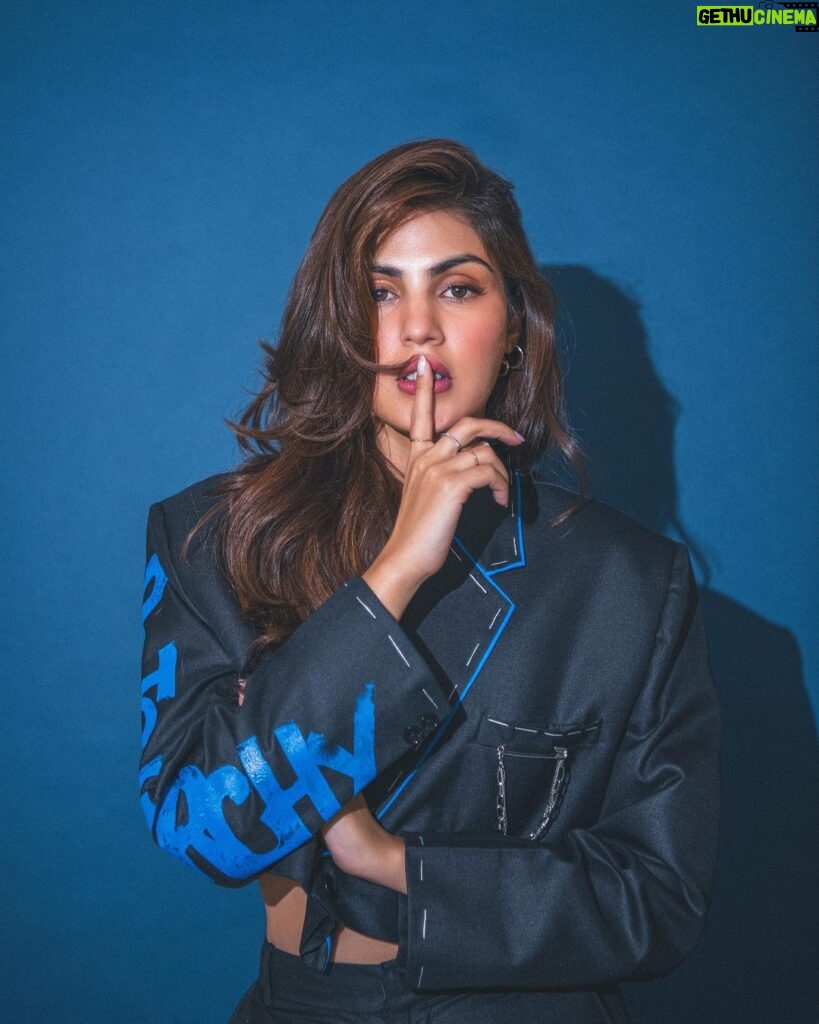 Rhea Chakraborty Instagram - Roses are Red Violets are Blue Let’s SMASH THE PATRIARCHY, Me and you. #indiatodayconclave2023 #rhenew Outfit: @thelabel.jenn 🤍 Makeup: @miimoglam Hair: @kimberlyychu 📸 : @rishabhkphotography