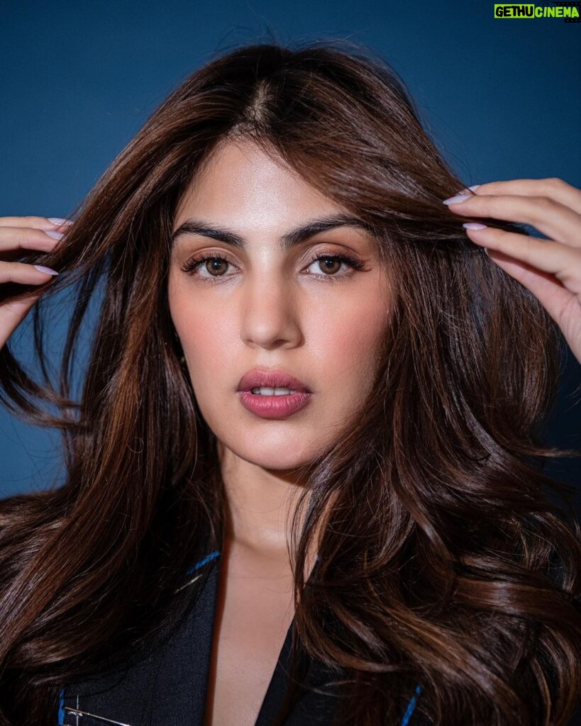 Rhea Chakraborty Instagram - Roses are Red Violets are Blue Let’s SMASH THE PATRIARCHY, Me and you. #indiatodayconclave2023 #rhenew Outfit: @thelabel.jenn 🤍 Makeup: @miimoglam Hair: @kimberlyychu 📸 : @rishabhkphotography