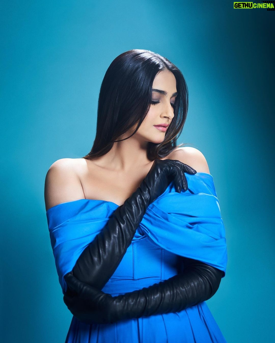 Rhea Kapoor Instagram - Blue is the warmest colour..🦋 Look @alexandermcqueen Gloves @prada Boots @escadaofficial Styling @rheakapoor @sanyakapoor @shereenlovebug Style Team @jahnavi.kothari Make up @mickeycontractor Hair @bbhiral Photos @vidhigodha