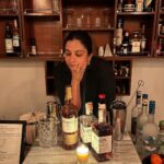 Rhea Kapoor Instagram - It’s Giving ‘Friends’ and an excuse to eat, drink and fight with each other over the last piece of pie. The best night with @dewars #Dewars #DewarsDoubleDouble #DoubleAgedForExtraSmoothness #DoubleDoubleseries #Dewars21 #dewars27 Mumbai, Maharashtra