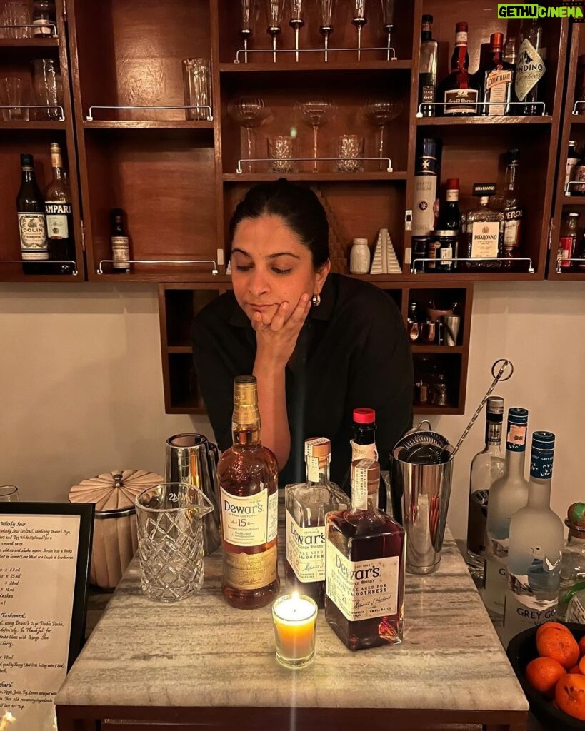 Rhea Kapoor Instagram - It’s Giving ‘Friends’ and an excuse to eat, drink and fight with each other over the last piece of pie. The best night with @dewars #Dewars #DewarsDoubleDouble #DoubleAgedForExtraSmoothness #DoubleDoubleseries #Dewars21 #dewars27 Mumbai, Maharashtra