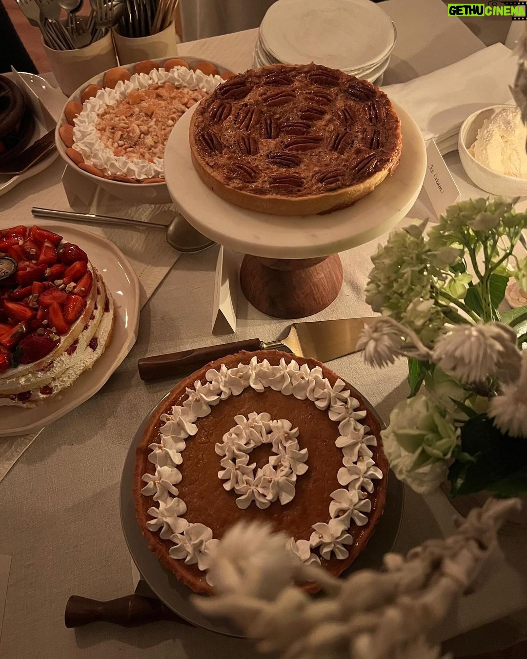 Rhea Kapoor Instagram - It’s Giving ‘Friends’ and an excuse to eat, drink and fight with each other over the last piece of pie. The best night with @dewars #Dewars #DewarsDoubleDouble #DoubleAgedForExtraSmoothness #DoubleDoubleseries #Dewars21 #dewars27 Mumbai, Maharashtra