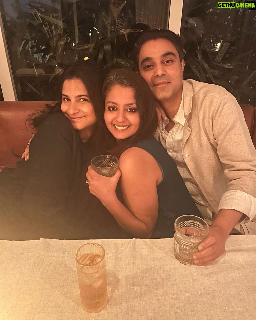 Rhea Kapoor Instagram - It’s Giving ‘Friends’ and an excuse to eat, drink and fight with each other over the last piece of pie. The best night with @dewars #Dewars #DewarsDoubleDouble #DoubleAgedForExtraSmoothness #DoubleDoubleseries #Dewars21 #dewars27 Mumbai, Maharashtra