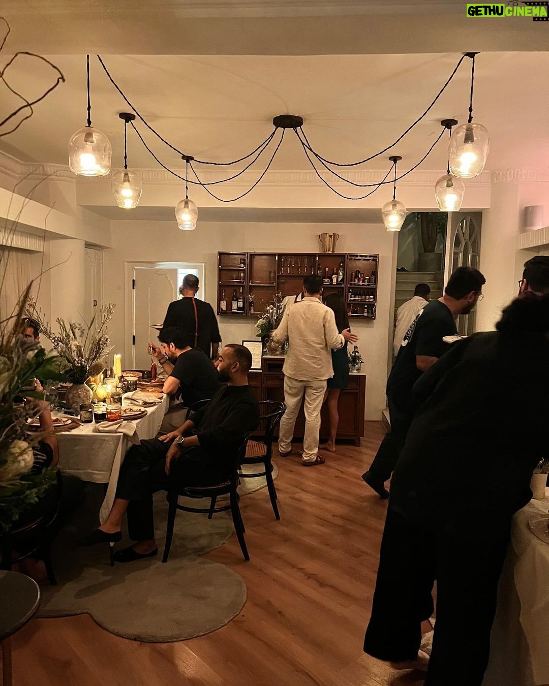 Rhea Kapoor Instagram - It’s Giving ‘Friends’ and an excuse to eat, drink and fight with each other over the last piece of pie. The best night with @dewars #Dewars #DewarsDoubleDouble #DoubleAgedForExtraSmoothness #DoubleDoubleseries #Dewars21 #dewars27 Mumbai, Maharashtra