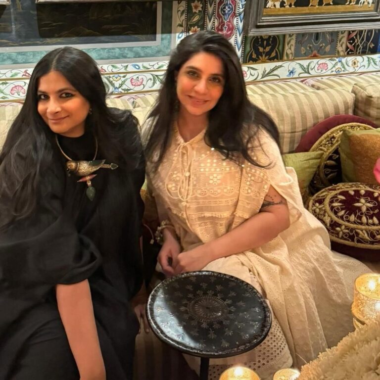 Rhea Kapoor Instagram - A family affair… thanks for dinner Ahuja’s! @sonamkapoor @anandahuja @sonamkapoor in @studio_medium and @shriparamanijewels @karanboolani in @raghavendra.rathore @anandahuja in @divyammehta Mumbai, Maharashtra