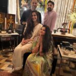 Rhea Kapoor Instagram - A very happy, sunny, fabulous, carefree Goa Diwali from us to you! Love Rhea, Karan, Sonam and Anand 🧿 Reporting live from the haus of @abujanisandeepkhosla @sonamkapoor and I are in @gulabobyabusandeep My stunning earrings are @dhora_india