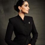 Rhea Kapoor Instagram - 🩰 Outfit : @huishanzhang Shoes : @jimmychoo Images : @thehouseofpixels Make up and hair : @namratasoni Styling : @rheakapoor @abhilashatd @manishamelwani Style Team : @sananver @niyatiij Jio World Plaza