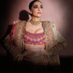Rhea Kapoor Instagram - Tonight @sonamkapoor walking for the opening of @jioworldplaza @abujanisandeepkhosla Styled with @abhilashatd Beauty @namratasoni Jio World Plaza