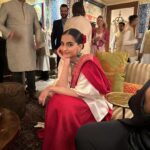 Rhea Kapoor Instagram - A family affair… thanks for dinner Ahuja’s! @sonamkapoor @anandahuja @sonamkapoor in @studio_medium and @shriparamanijewels @karanboolani in @raghavendra.rathore @anandahuja in @divyammehta Mumbai, Maharashtra