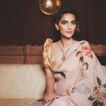 Rhea Kapoor Instagram - What a beautiful evening hosted by @zoyajewels 💫 🎉 Mumbai, Maharashtra