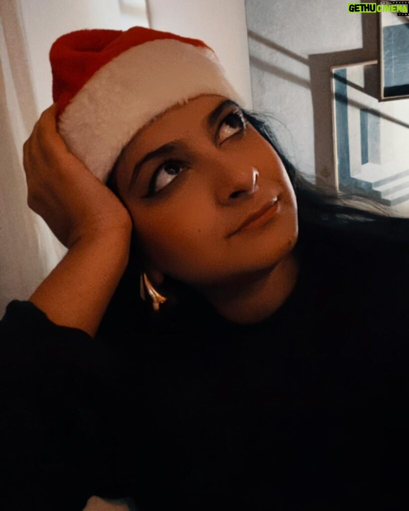 Rhea Kapoor Instagram - All the days leading up to 🎅 are the best days. Merry Christmas and Happy Holidays everybody!