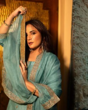 Richa Chadha Instagram - 🪔If everything around you seems dark, look again, you may be the light!
~Rumi 🪔
Here’s hoping we can be the light in someone’s life! 💥✨🪔 May there be peace in the world, my heart is heavy because so much of the world is at war…all celebratory feelings seem hollow! 🙏🏽
पूजा कर ली, माँगी सब के लिये ख़ुशिया! माँ लक्ष्मी सबको लाभ दें, संपन्न करें! ❣️
.
.
.
Wearing heirloom @anamcara_by_yasmin , styled by @anishagandhi3, make-up @shaylinayak , hair @ashisbogi …this gharara is called ‘ chata-pati ka gharara’… 
📸@harshphotography11
@ alifazal9 don’t think you’ll ever forget this Diwali! #prayersforpeaceandlove🙏❤️ 
#happydiwali #maytherebelightandpeace