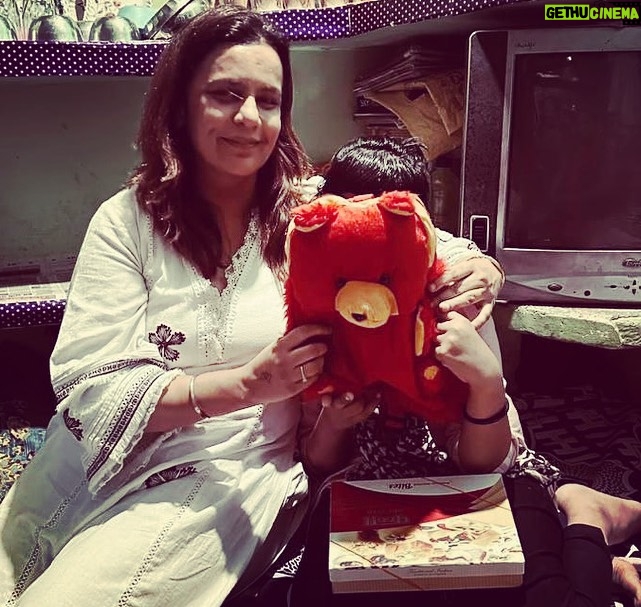 Richa Chadha Instagram - TW: Rape. I didn’t want to publicise this because I think kindness and empathy should be (and often is the default setting for human beings). But since it’s out there, I hope this inspires others to act in our increasingly cruel world. Last year, I was devastated when I saw a young girl asking for help, but men continued to film the child instead. I pray God always give me enough resources to help those in dire need and enough courage to stand by what’s true and just and right. I pray that all cruelty meets a definitive cruel end. I pray that next time someone asks for help, we don’t act like cowardly bystanders, but act fast to save lives. I hope we can all adopt survivors because despite all the financial help, they have so much trauma to deal with…which is a lifelong battle. And it is a solitary battle in the best case scenario. I admire people like Yogita Bhayana from PARI, Swati Maliwal and many others who risk everything and enter dangerous environs to save lives of girls that have been abused. I hope we understand that bystanders are complicit. “जो तटस्थ हैं, समय लिखेगा उनके भी अपराध” ❣️