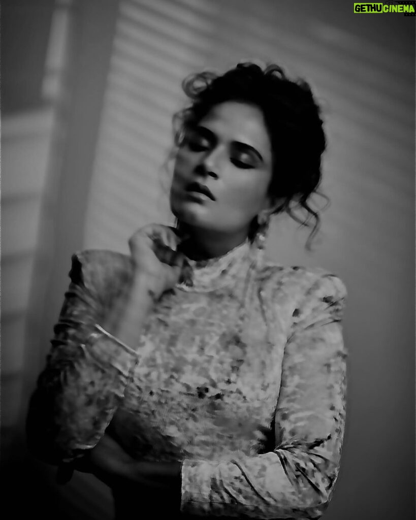 Richa Chadha Instagram - Good night to everyone except @ashishchawlaphotography … it’s been 2 years now come on we need to shoot again ☺! Or I’ll keep making them B n W and posting. I think there’s still some unused ones here… in this lot! This was a bomb shoot, done totally on trust with an entirely new team… @nehasinghmakeupofficial @bikanta_stylist ❣🫶🏽❣ #Noir #richachadha #Bollywood #abbhipadhrahehohashtag🤦