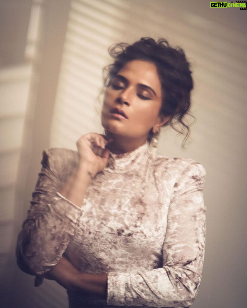 Richa Chadha Instagram - Good night to everyone except @ashishchawlaphotography … it’s been 2 years now come on we need to shoot again ☺! Or I’ll keep making them B n W and posting. I think there’s still some unused ones here… in this lot! This was a bomb shoot, done totally on trust with an entirely new team… @nehasinghmakeupofficial @bikanta_stylist ❣🫶🏽❣ #Noir #richachadha #Bollywood #abbhipadhrahehohashtag🤦